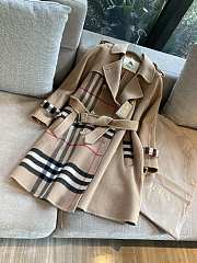 Bagsaaa Burberry trench coat in a camel color with the signature Vintage Check - 1