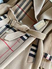 Bagsaaa Burberry trench coat in a camel color with the signature Vintage Check - 2
