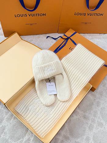 Bagsaaa Louis Vuitton LV Headline Beanie in the Blanc color