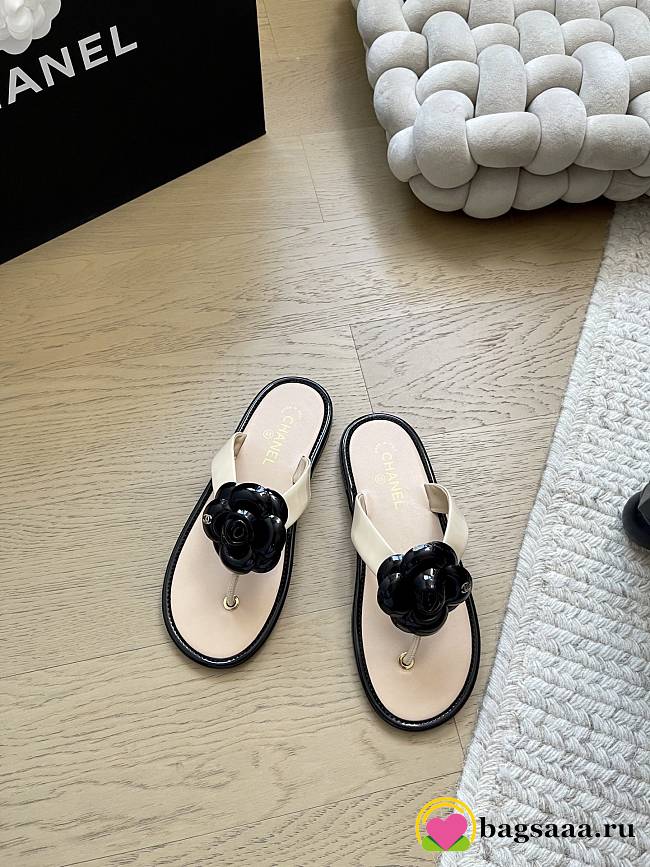 Bagsaaa Chanel black and beige jelly Camellia thong flat sandals - 1