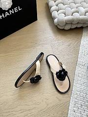 Bagsaaa Chanel black and beige jelly Camellia thong flat sandals - 2