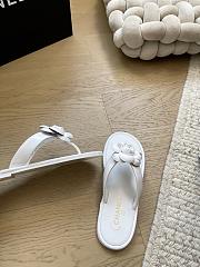 Bagsaaa Chanel white jelly Camellia thong flat sandals - 2