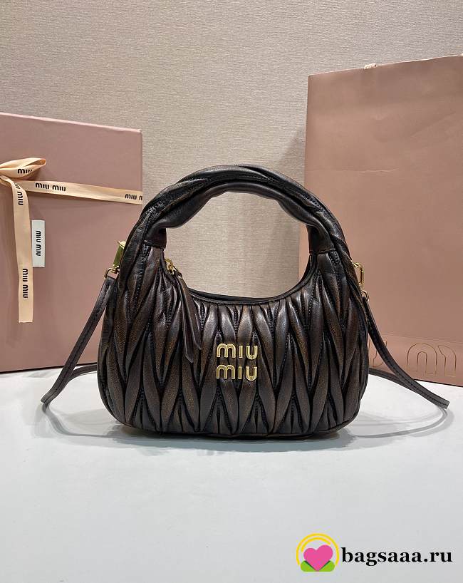 Bagsaaa Miu Miu Wander matelassé nappa leather hobo bag in dark brown - 20cm - 1