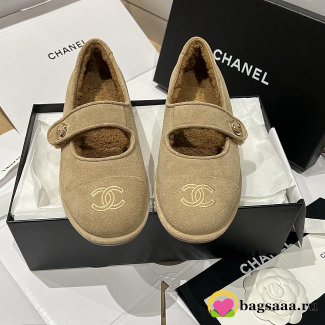 Bagsaaa Chanel Mary Jane flat shoes in beige suede with shearling - 1