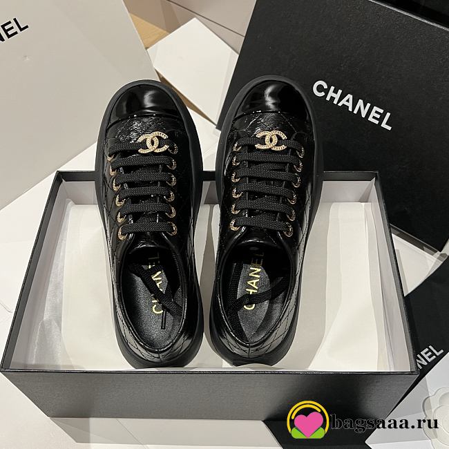 Bagsaaa black patent leather Chanel low-top sneakers with gold-tone hardware - 1