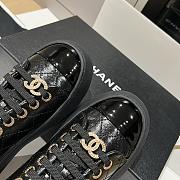 Bagsaaa black patent leather Chanel low-top sneakers with gold-tone hardware - 4