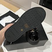 Bagsaaa black patent leather Chanel low-top sneakers with gold-tone hardware - 3