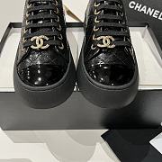 Bagsaaa black patent leather Chanel low-top sneakers with gold-tone hardware - 2