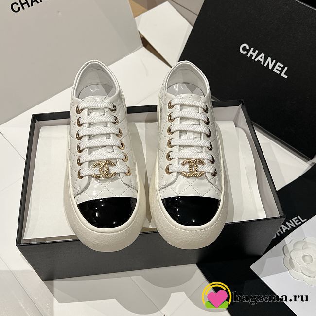 Bagsaaa white patent leather Chanel low-top sneakers with gold-tone hardware - 1