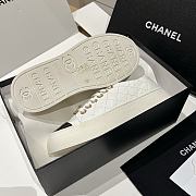 Bagsaaa white patent leather Chanel low-top sneakers with gold-tone hardware - 4