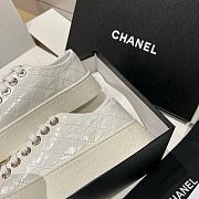 Bagsaaa white patent leather Chanel low-top sneakers with gold-tone hardware - 3