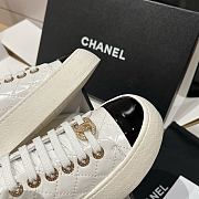 Bagsaaa white patent leather Chanel low-top sneakers with gold-tone hardware - 2