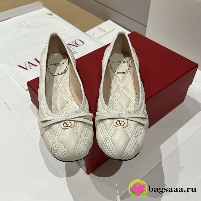 Bagsaaa Valentino Garavani quilted leather ballet flats in white  - 1