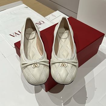 Bagsaaa Valentino Garavani quilted leather ballet flats in white 
