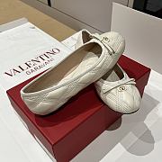 Bagsaaa Valentino Garavani quilted leather ballet flats in white  - 3