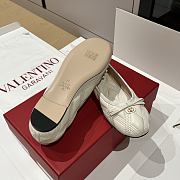 Bagsaaa Valentino Garavani quilted leather ballet flats in white  - 4