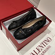 Bagsaaa Valentino Garavani quilted leather ballet flats in black - 2