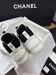 Bagsaaa Chanel calfskin and suede calfskin trainers in white and black - 4