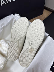 Bagsaaa Chanel calfskin and suede calfskin trainers in white and black - 2
