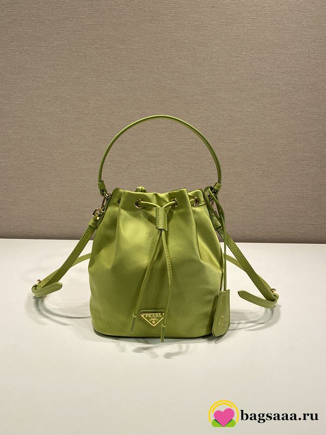 Bagsaaa Prada Re-Edition 1978 mini Re-Nylon bag in green - 19.5cm - 1