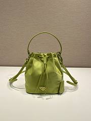 Bagsaaa Prada Re-Edition 1978 mini Re-Nylon bag in green - 19.5cm - 1