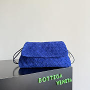 Bagsaaa Bottega Veneta Suede Dustbag Giorno shoulder bag in blue - 33cm - 1