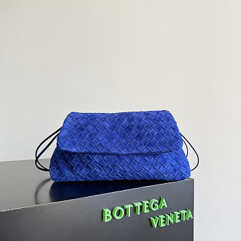 Bagsaaa Bottega Veneta Suede Dustbag Giorno shoulder bag in blue - 33cm