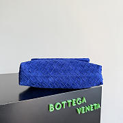 Bagsaaa Bottega Veneta Suede Dustbag Giorno shoulder bag in blue - 33cm - 4