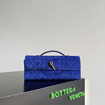 Bagsaaa Bottega Veneta Andiamo clutch in blue suede with a gold-tone knot - 31cm