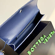 Bagsaaa Bottega Veneta Andiamo clutch in blue suede with a gold-tone knot - 31cm - 4