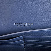 Bagsaaa Bottega Veneta Andiamo clutch in blue suede with a gold-tone knot - 31cm - 2