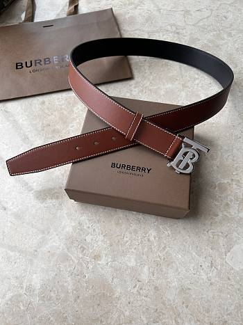 Bagsaaa brown Burberry leather belt with a silver-tone buckle