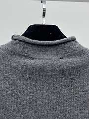 Bagsaaa Louis Vuitton Brushed Signature Pullover in a grey wool - 2
