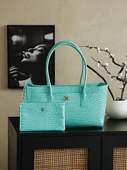 Bagsaaa crocodile-embossed Chanel Cerf or Executive tote bag in turquoise - 40cm - 1