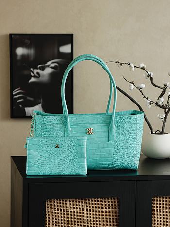 Bagsaaa crocodile-embossed Chanel Cerf or Executive tote bag in turquoise - 40cm