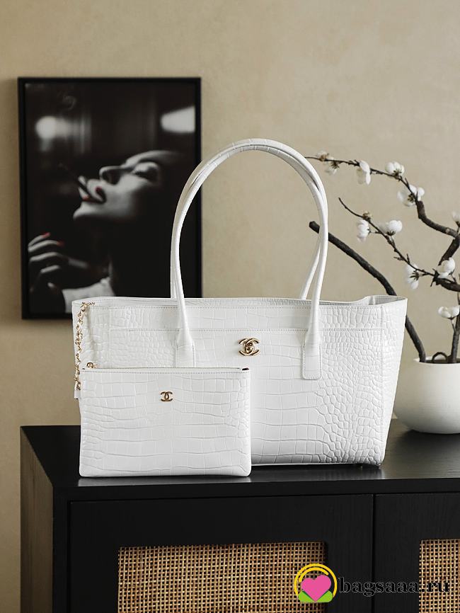 Bagsaaa crocodile-embossed Chanel Cerf or Executive tote bag in white - 40cm - 1