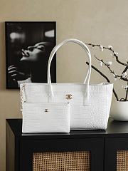 Bagsaaa crocodile-embossed Chanel Cerf or Executive tote bag in white - 40cm - 1