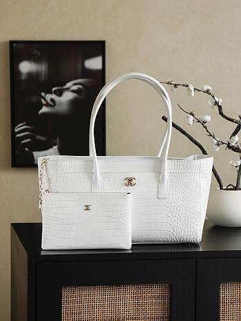 Bagsaaa crocodile-embossed Chanel Cerf or Executive tote bag in white - 40cm