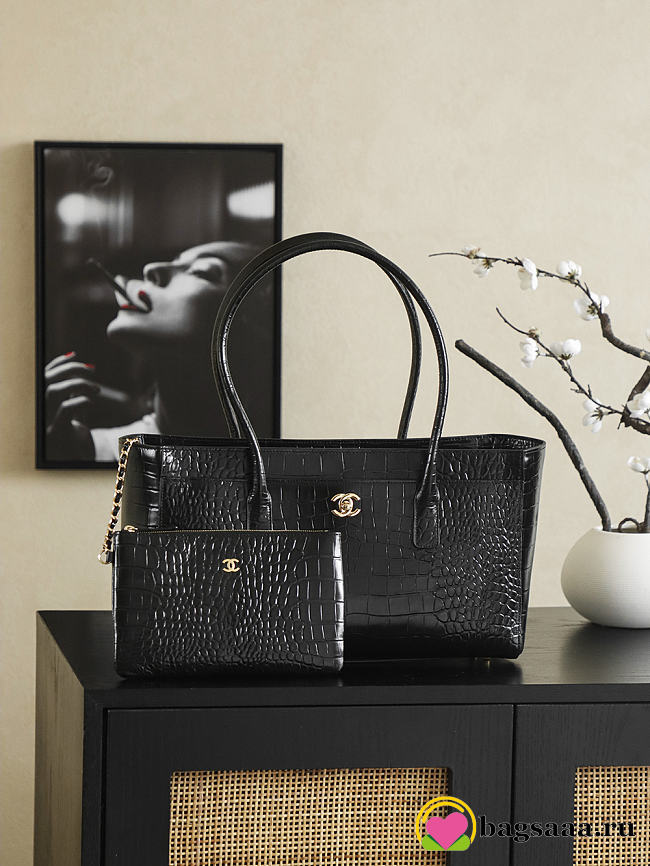 Bagsaaa crocodile-embossed Chanel Cerf or Executive tote bag in black - 40cm - 1