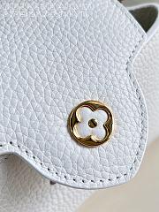 Bagsaaa Louis Vuitton Capucines Mini handbag in white with a python leather top handle - 21cm - 3