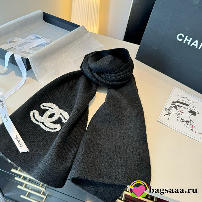 Bagsaaa Chanel cashmere and silk knit scarf in black - 1