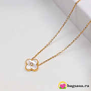 Bagsaaa Van Cleef & Arpels Vintage Alhambra pendant necklace in yellow gold with a mother-of-pearl - 1