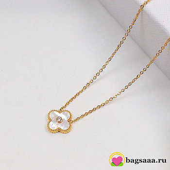 Bagsaaa Van Cleef & Arpels Vintage Alhambra pendant necklace in yellow gold with a mother-of-pearl