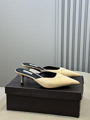 Bagsaaa Alaïa pointed-toe mules in cream - 1