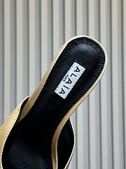 Bagsaaa Alaïa pointed-toe mules in cream - 2