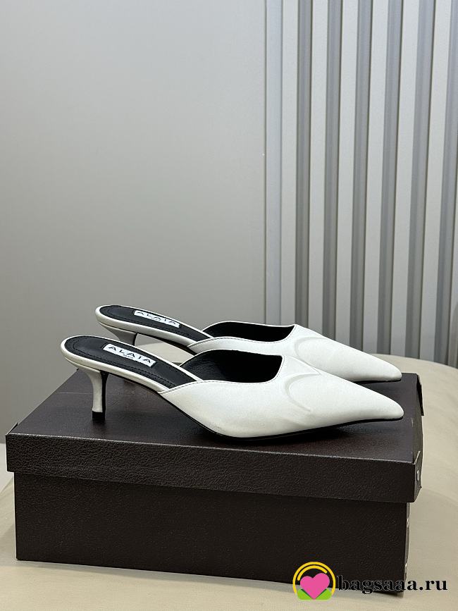 Bagsaaa Alaïa pointed-toe mules in white - 1