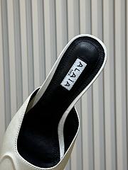 Bagsaaa Alaïa pointed-toe mules in white - 2