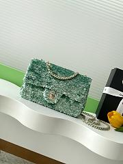 Bagsaaa Chanel small flap bag in green and white sequins with gold-tone metal - 21cm - 1