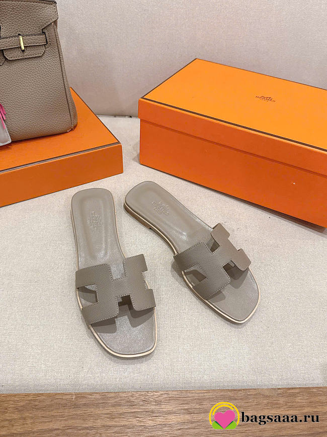 Bagsaaa Hermès Oran sandals in Etoupe epsom leather - 1