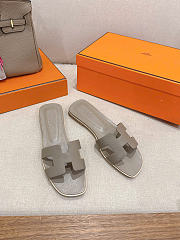 Bagsaaa Hermès Oran sandals in Etoupe epsom leather - 1